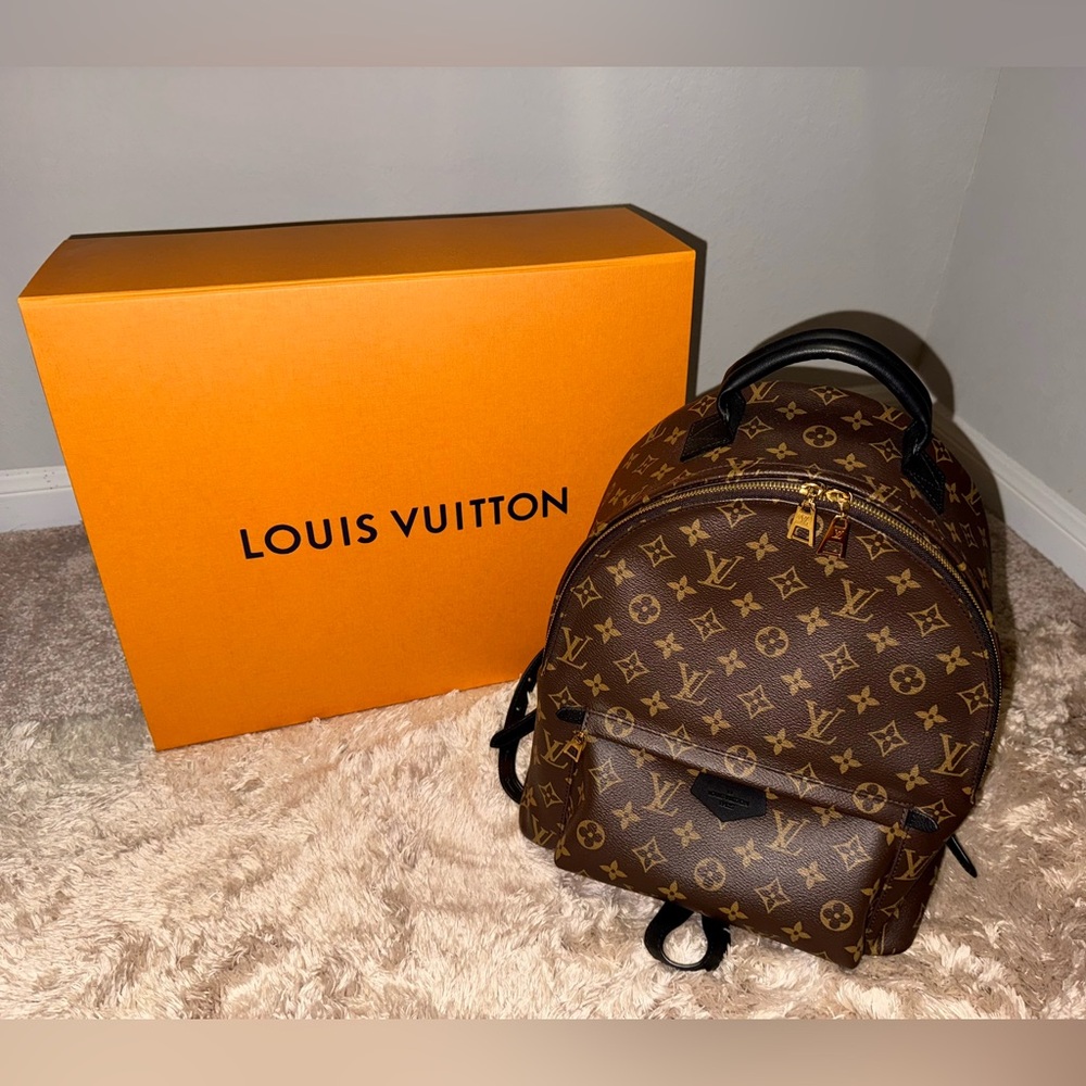LOUIS VUITTON 👜 
Palm Springs MM Monogram Backpack 🎒
